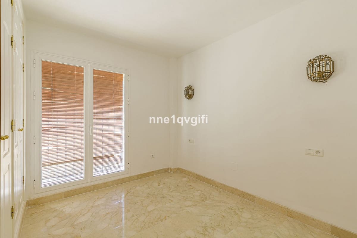 3 bedroom Apartment for sale in Elviria with pool - € 425,000 (Ref: 9479612)