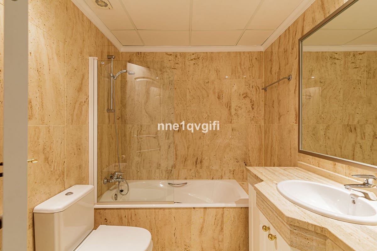 3 bedroom Apartment for sale in Elviria with pool - € 425,000 (Ref: 9479612)