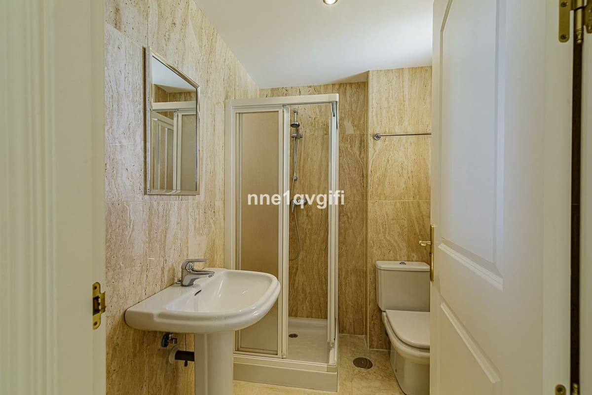 3 bedroom Apartment for sale in Elviria with pool - € 425,000 (Ref: 9479612)