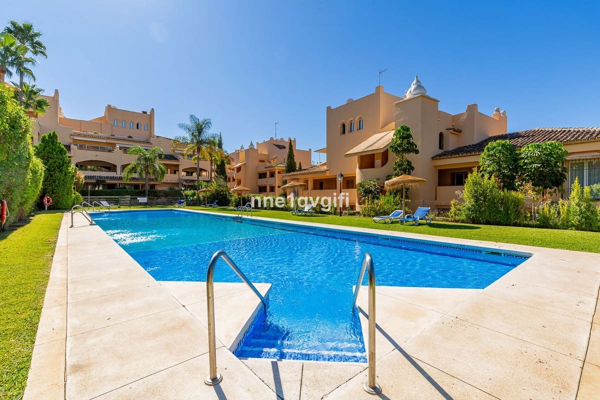 3 bedroom Apartment for sale in Elviria with pool - € 425,000 (Ref: 9479612)