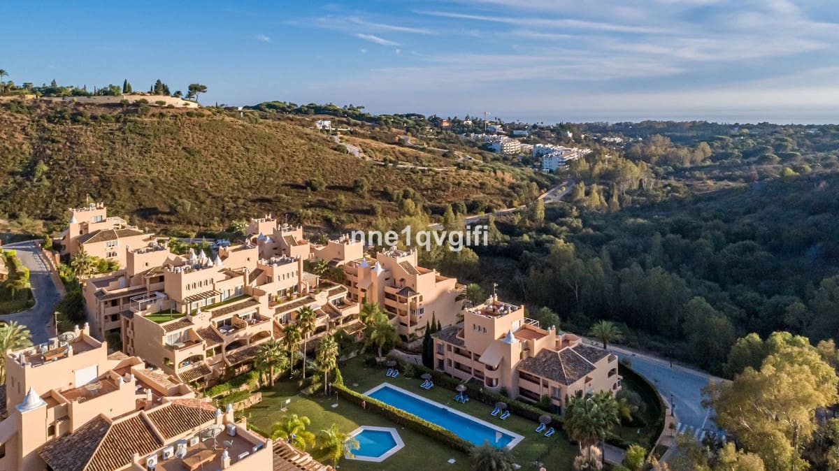 3 bedroom Apartment for sale in Elviria with pool - € 425,000 (Ref: 9479612)