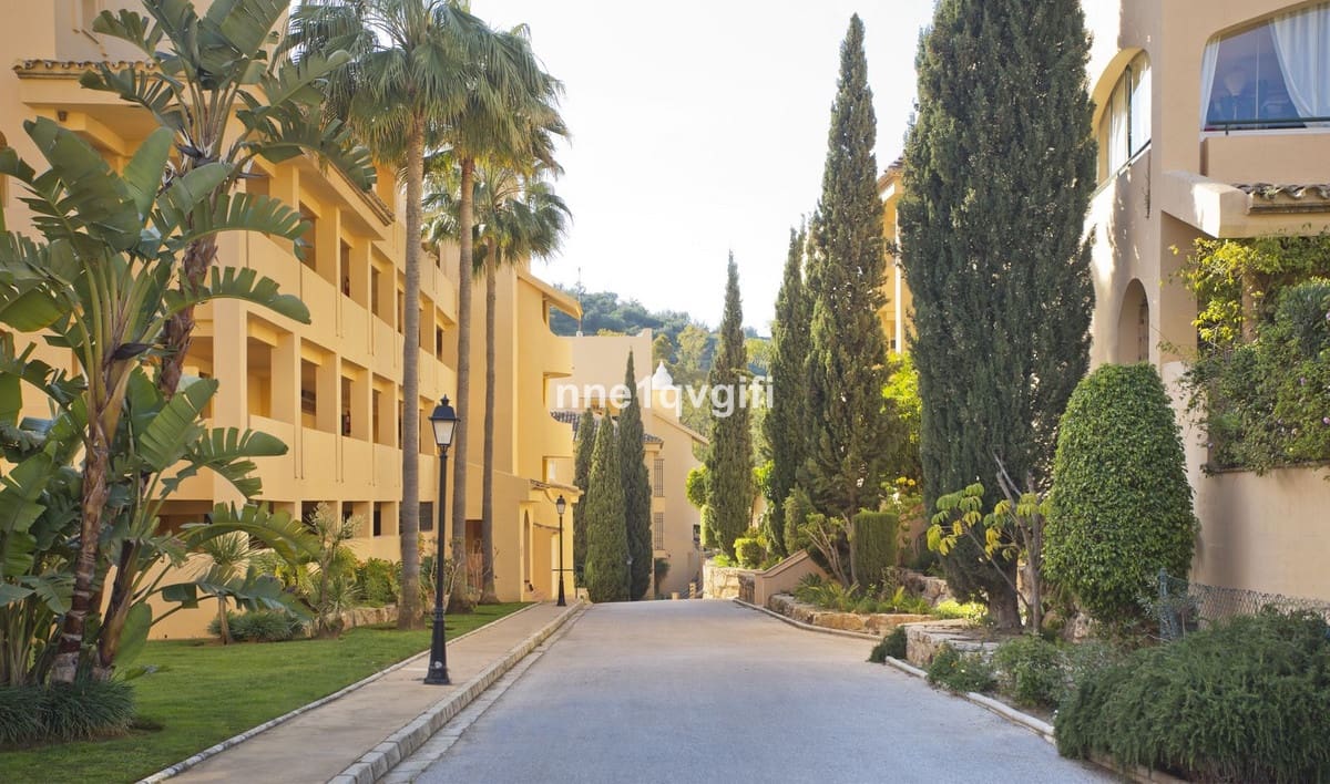 3 bedroom Apartment for sale in Elviria with pool - € 425,000 (Ref: 9479612)