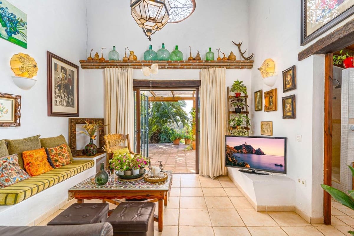 2 bedroom Villa for sale in New Golden Mile with pool - € 425,000 (Ref: 9479613)