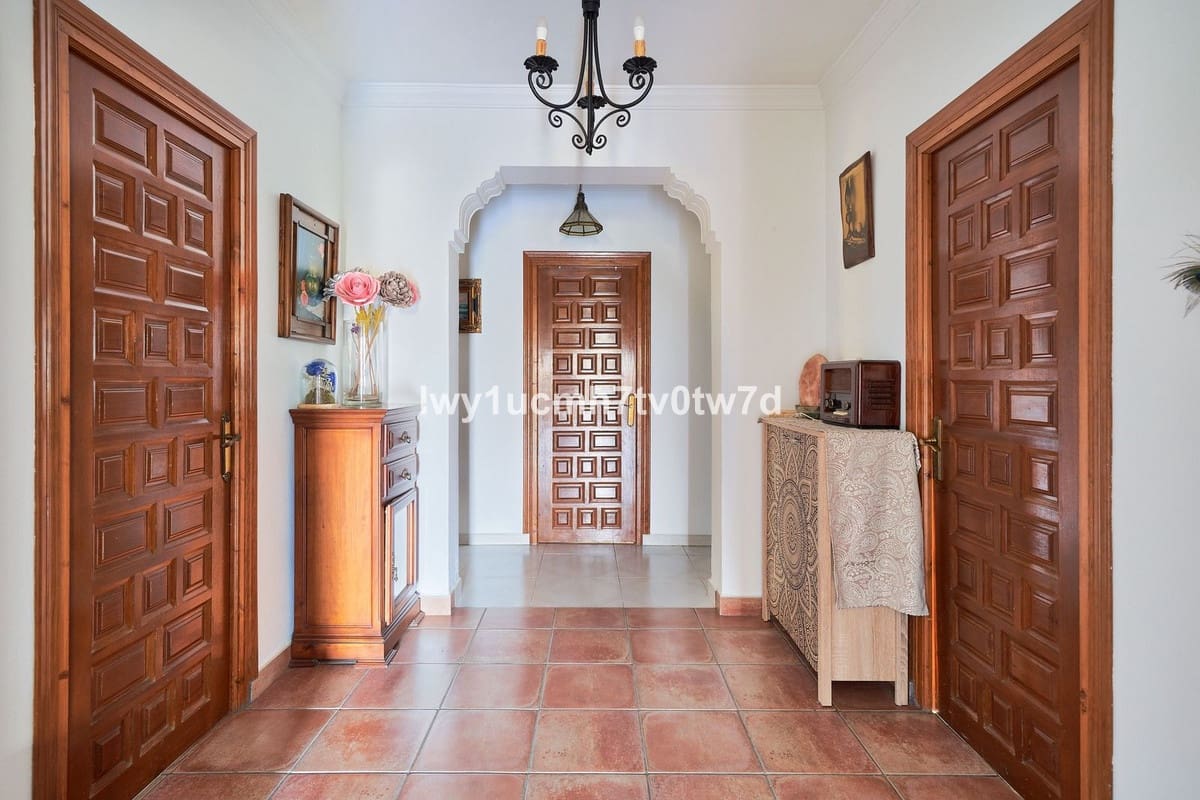 4 bedroom Villa for sale in Alhaurin de la Torre - € 425,000 (Ref: 9479614)