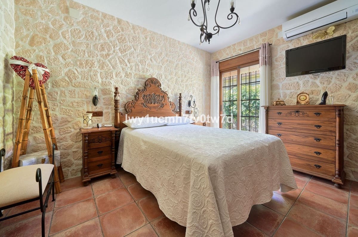 4 bedroom Villa for sale in Alhaurin de la Torre - € 425,000 (Ref: 9479614)