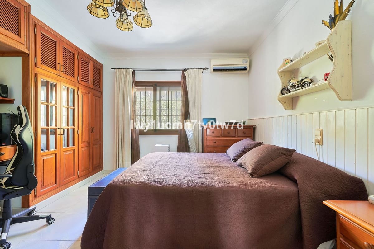 4 bedroom Villa for sale in Alhaurin de la Torre - € 425,000 (Ref: 9479614)