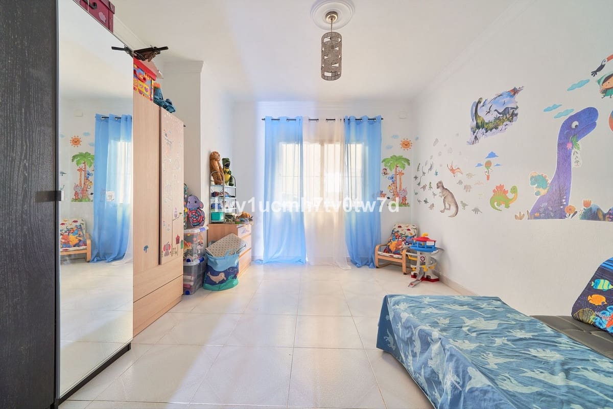 4 bedroom Villa for sale in Alhaurin de la Torre - € 425,000 (Ref: 9479614)