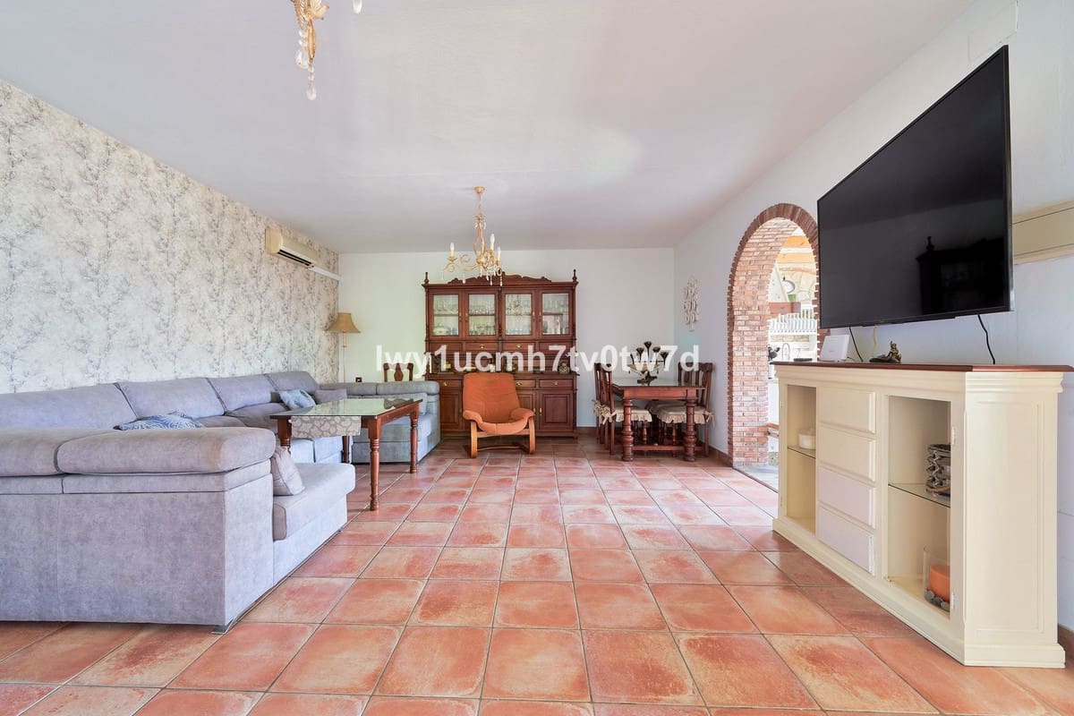 4 bedroom Villa for sale in Alhaurin de la Torre - € 425,000 (Ref: 9479614)