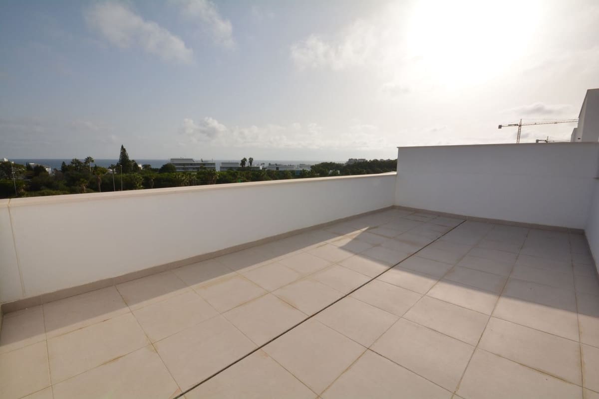 2 bedroom Apartment for sale in Estepona with pool - € 426,000 (Ref: 9479622)