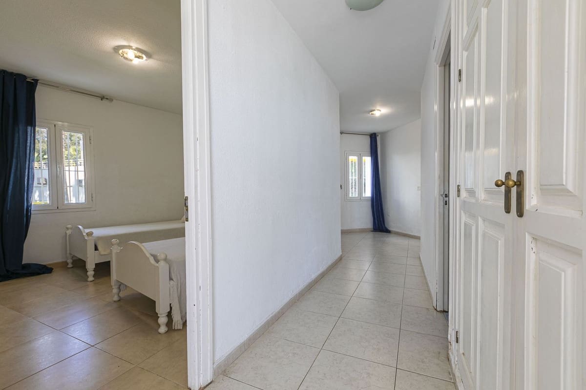 2 bedroom Apartment for sale in Calahonda - € 430,000 (Ref: 9479629)