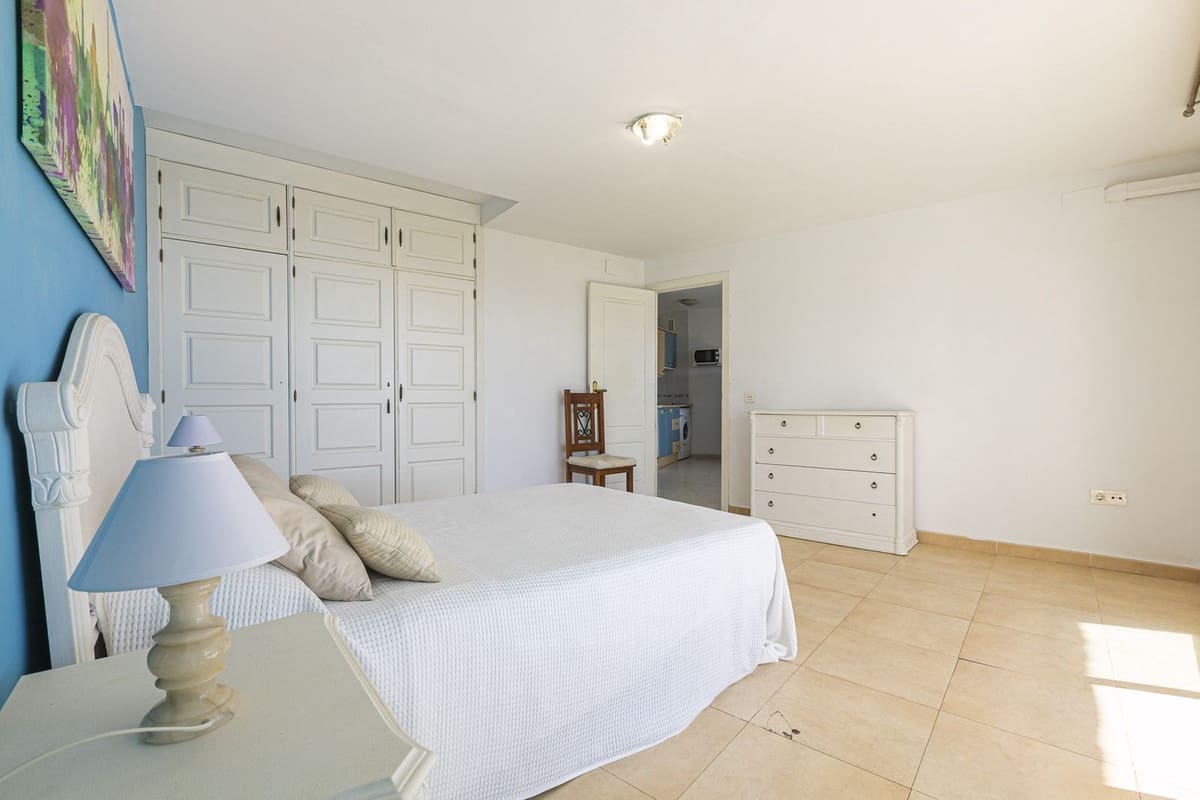 2 bedroom Apartment for sale in Calahonda - € 430,000 (Ref: 9479629)