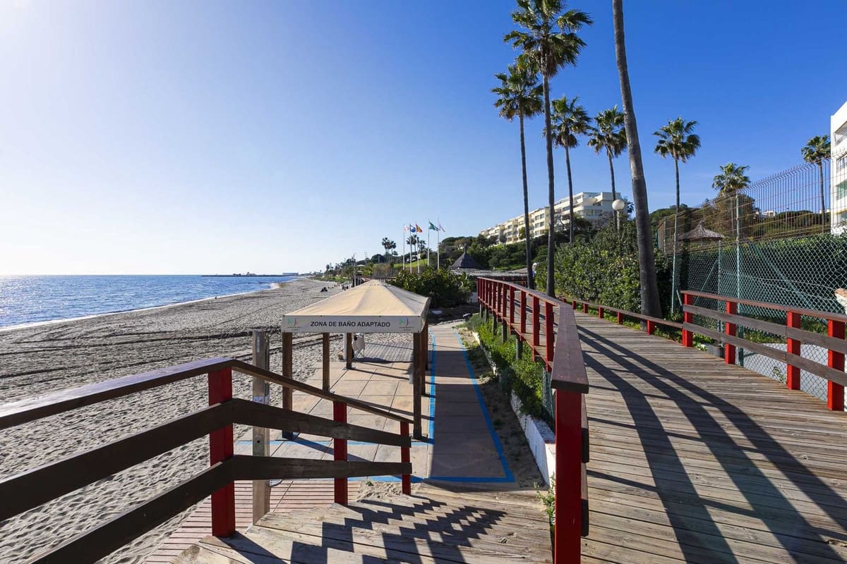 2 bedroom Apartment for sale in Calahonda - € 430,000 (Ref: 9479629)