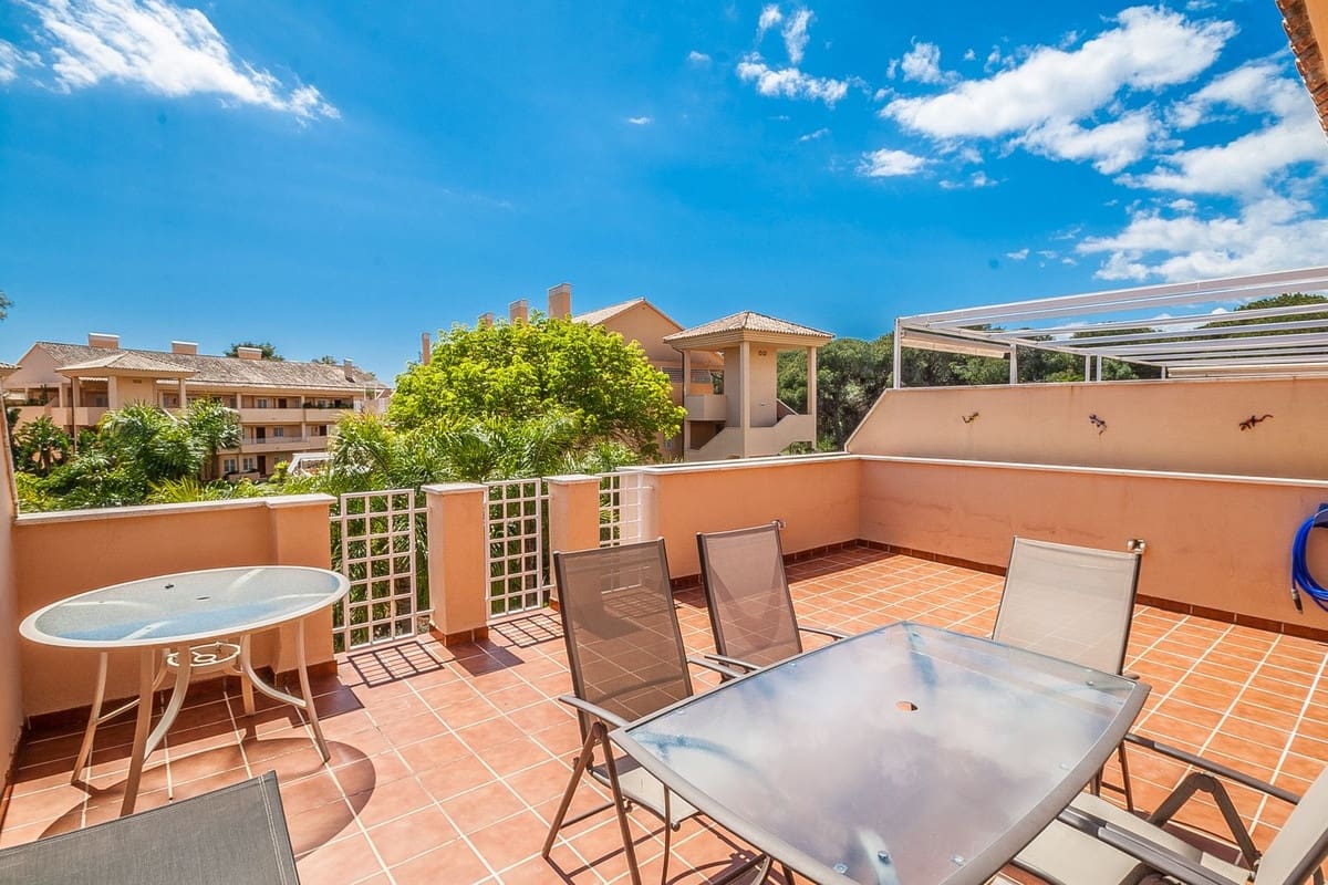 2 bedroom Penthouse for sale in Elviria with pool garage - € 435,000 (Ref: 9479645)