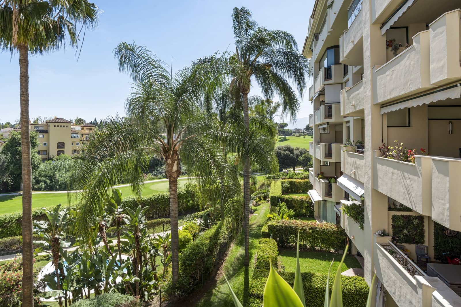 2 bedroom Apartment for sale in San Pedro de Alcantara with pool - € 435,000 (Ref: 9479646)