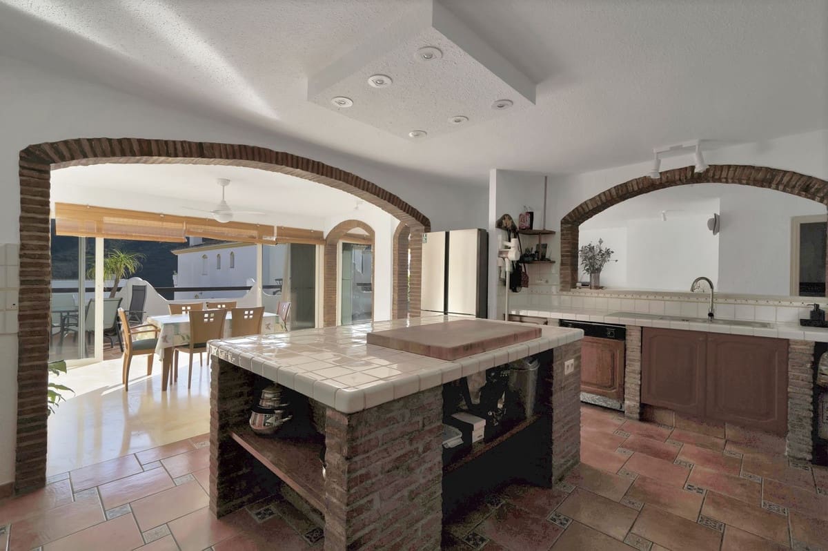 3 bedroom Apartment for sale in Benahavis - € 449,000 (Ref: 9479664)