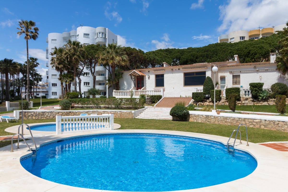 1 bedroom Apartment for sale in Calahonda with pool - € 449,000 (Ref: 9479665)