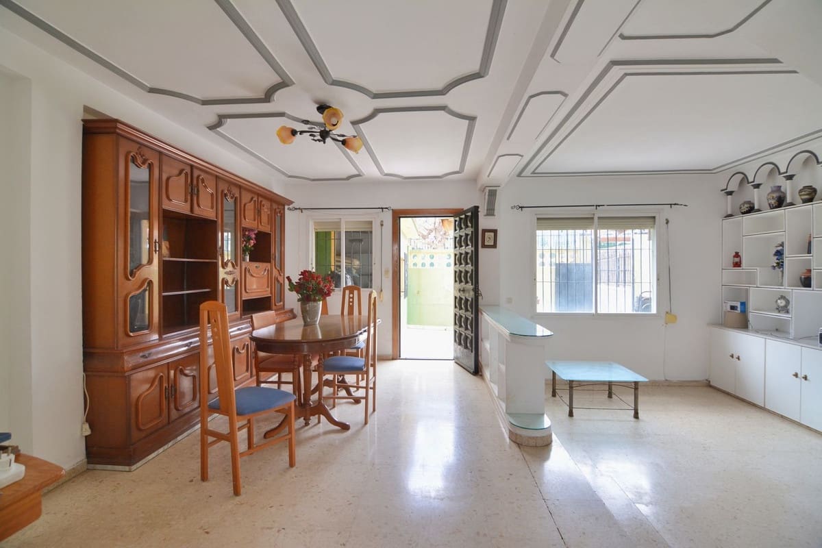 4 bedroom Townhouse for sale in Fuengirola with pool - € 450,000 (Ref: 9479680)