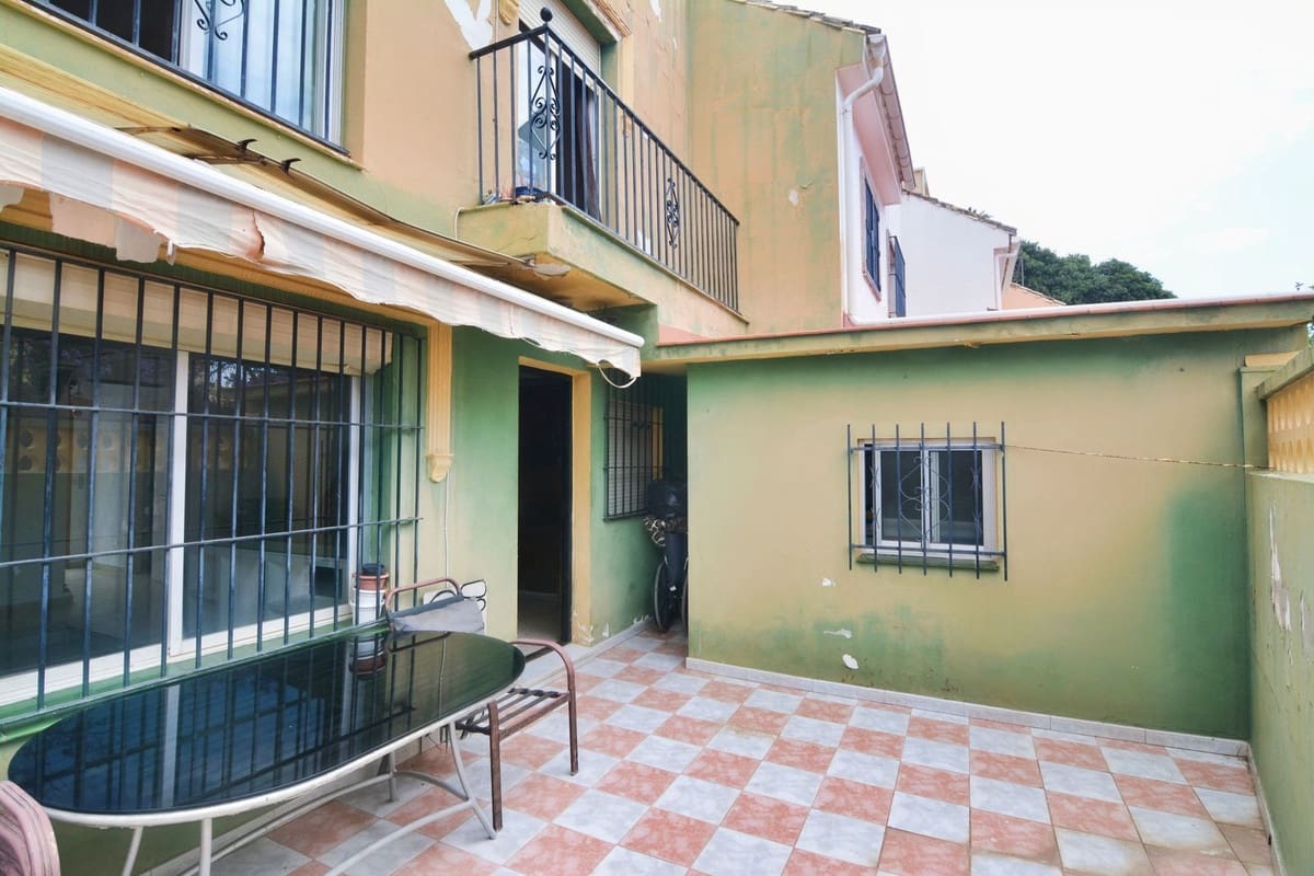 4 bedroom Townhouse for sale in Fuengirola with pool - € 450,000 (Ref: 9479680)