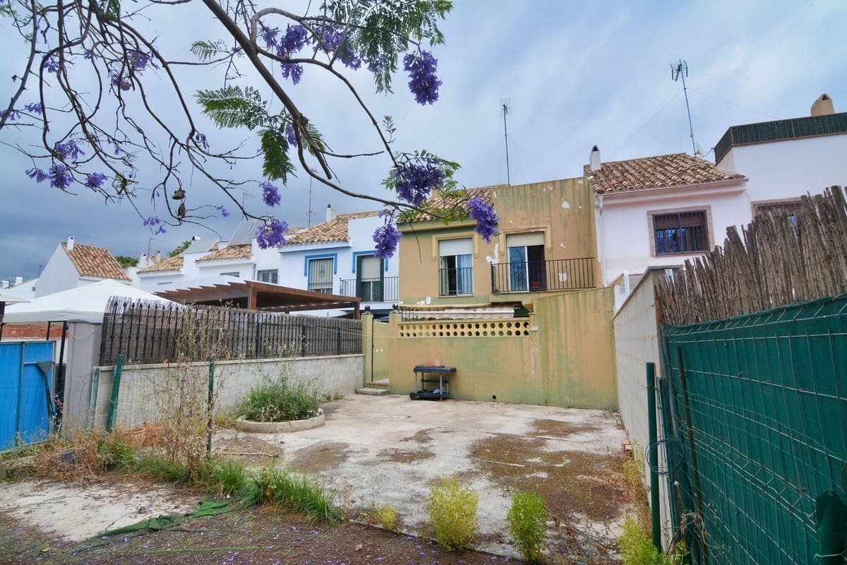 4 bedroom Townhouse for sale in Fuengirola with pool - € 450,000 (Ref: 9479680)