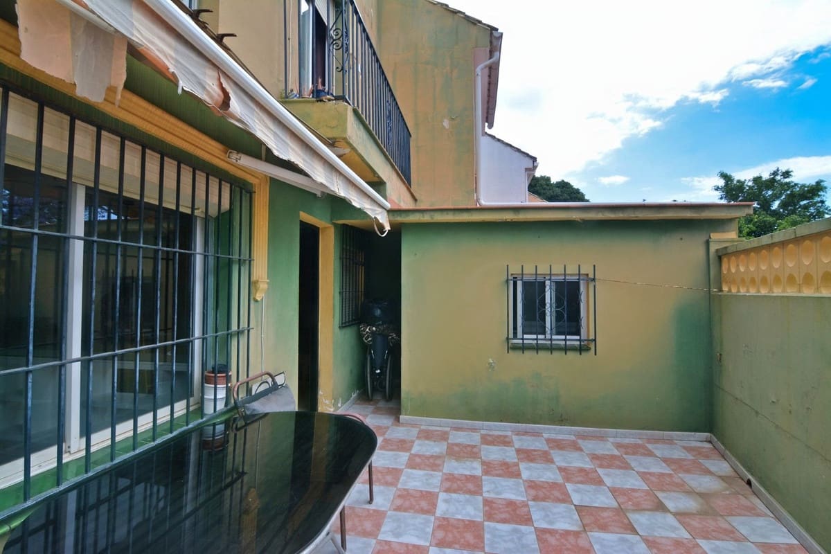 4 bedroom Townhouse for sale in Fuengirola with pool - € 450,000 (Ref: 9479680)
