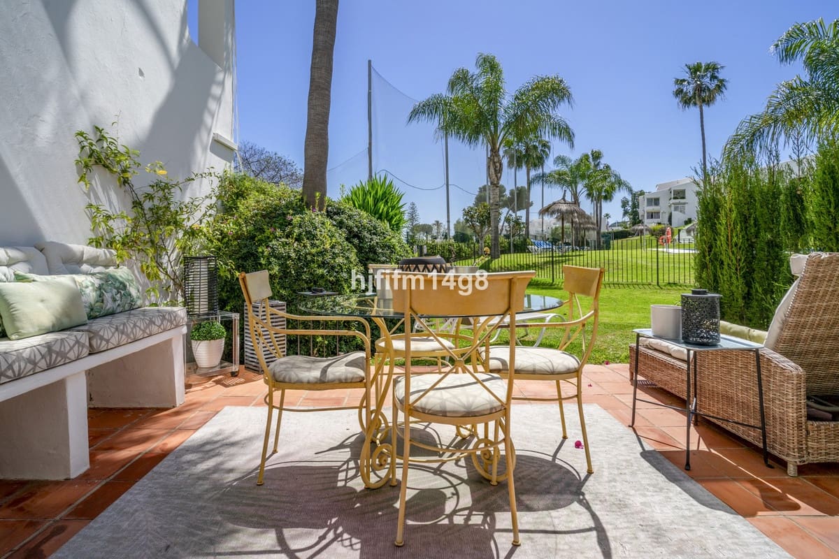 1 slaapkamer Appartement te koop in Nueva Andalucia met zwembad - € 455.000 (Ref: 9479685)