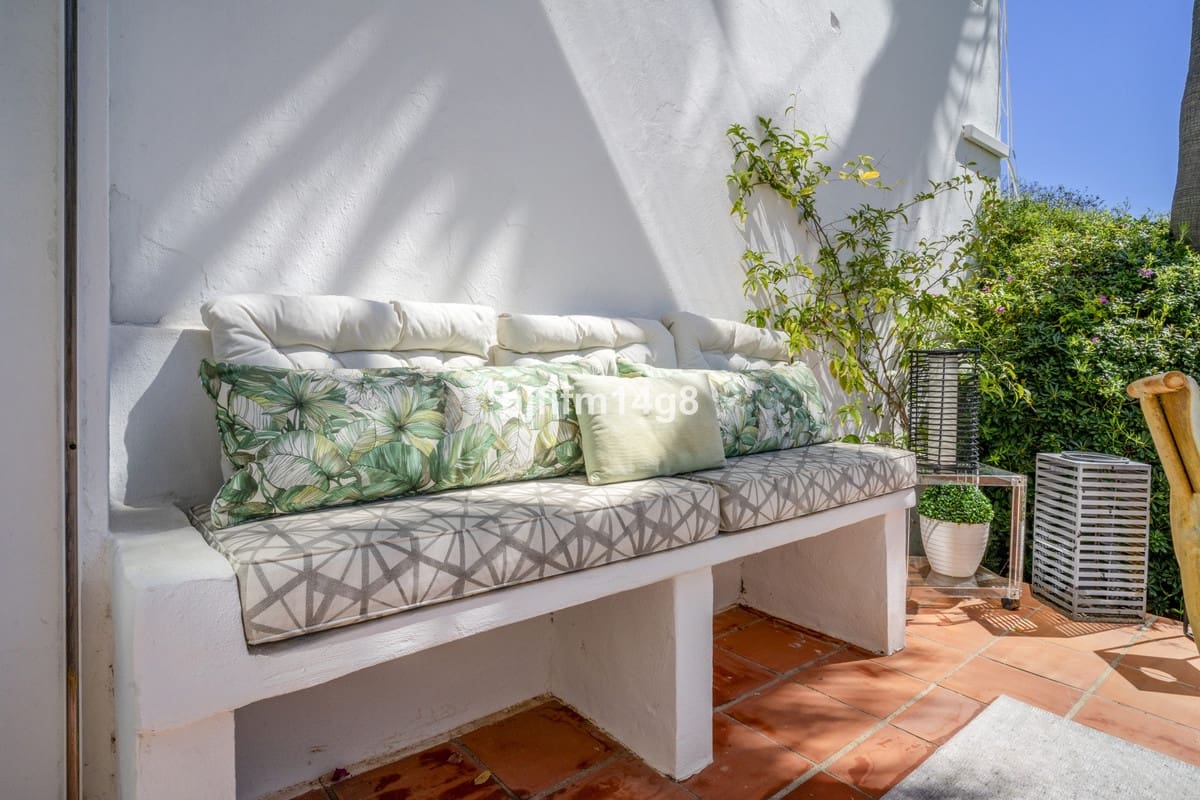 1 slaapkamer Appartement te koop in Nueva Andalucia met zwembad - € 455.000 (Ref: 9479685)