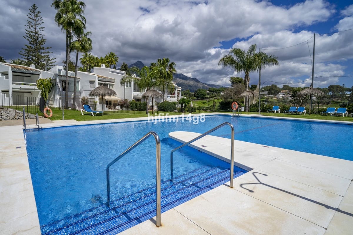 1 slaapkamer Appartement te koop in Nueva Andalucia met zwembad - € 455.000 (Ref: 9479685)