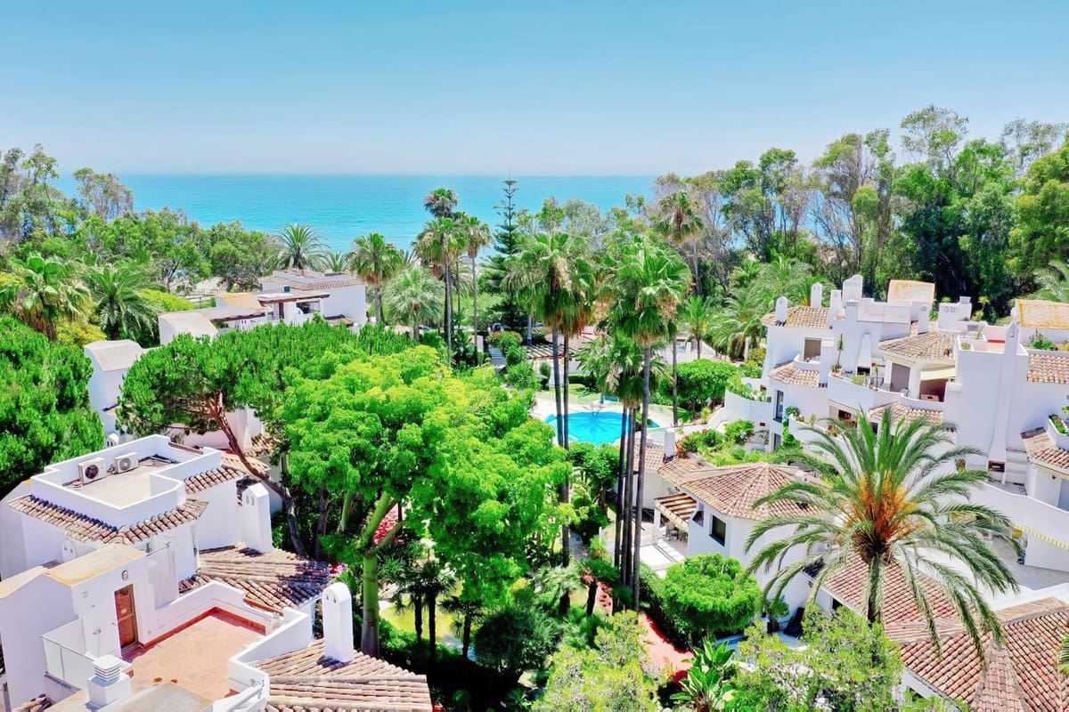 2 bedroom Apartment for sale in Elviria with pool - € 470,000 (Ref: 9479713)