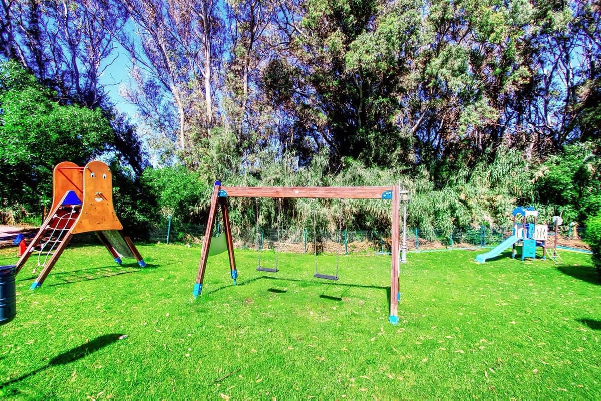 2 bedroom Apartment for sale in Elviria with pool - € 470,000 (Ref: 9479713)