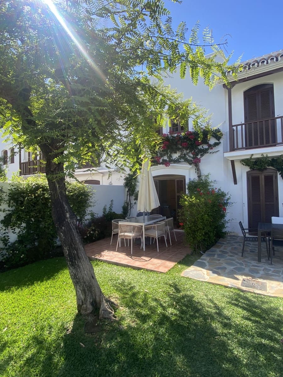 2 quarto Casa em Banda para venda em Estepona com piscina - 470 000 € (Ref: 9479714)