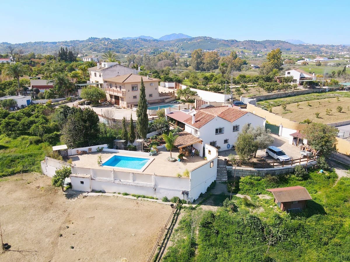 3 bedroom Villa for sale in Alhaurin el Grande with pool - € 475,000 (Ref: 9479719)