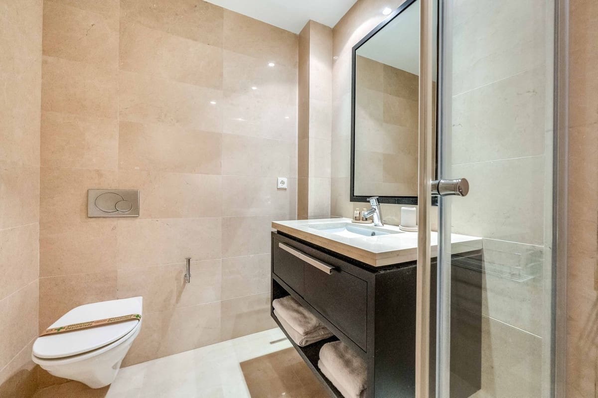 2 bedroom Apartment for sale in Benahavis with pool - € 475,000 (Ref: 9479721)