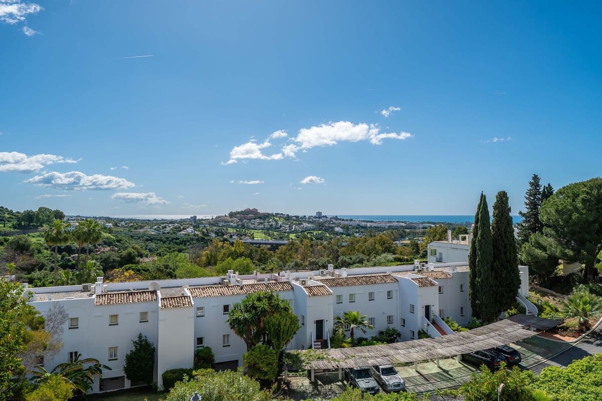 2 bedroom Apartment for sale in Benahavis with pool - € 475,000 (Ref: 9479721)