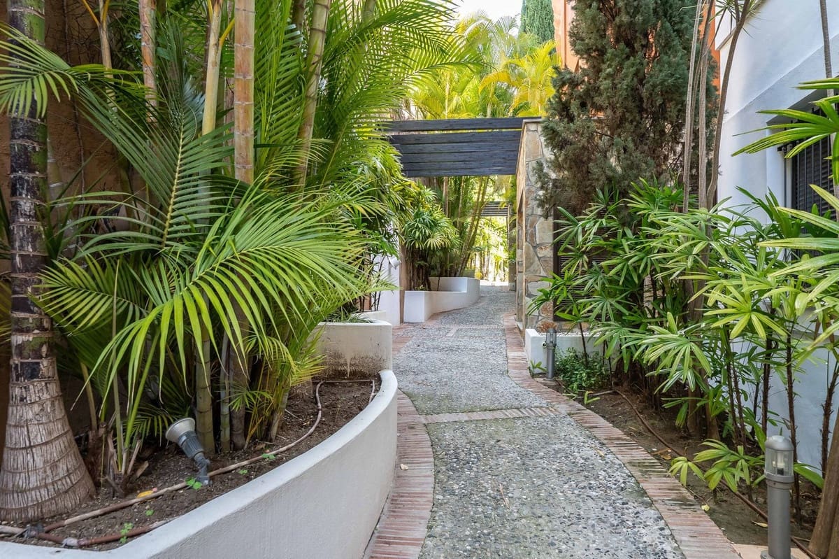 2 bedroom Apartment for sale in Benahavis with pool - € 475,000 (Ref: 9479721)