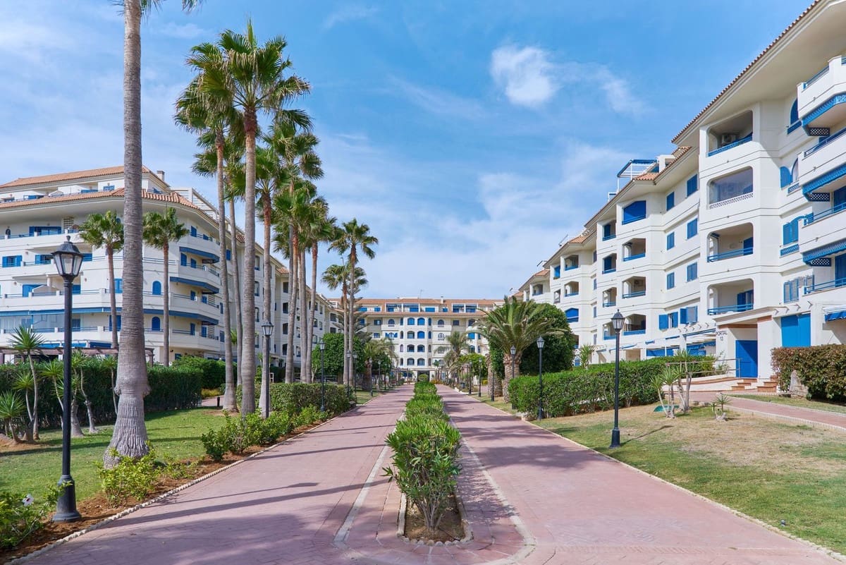 3 bedroom Apartment for sale in San Luis de Sabinillas with pool garage - € 479,000 (Ref: 9479727)