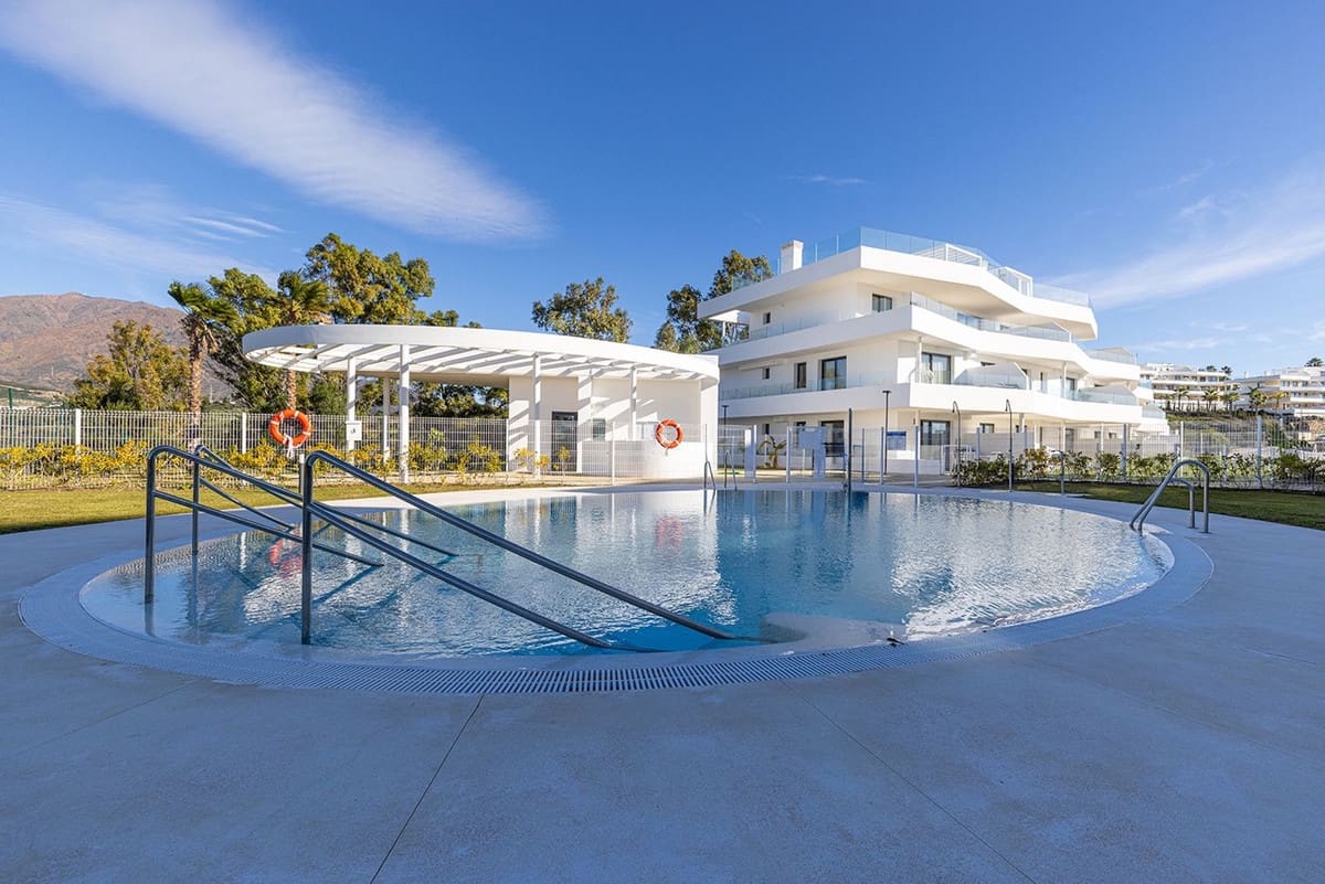 2 bedroom Apartment for sale in Estepona with pool - € 480,000 (Ref: 9479735)