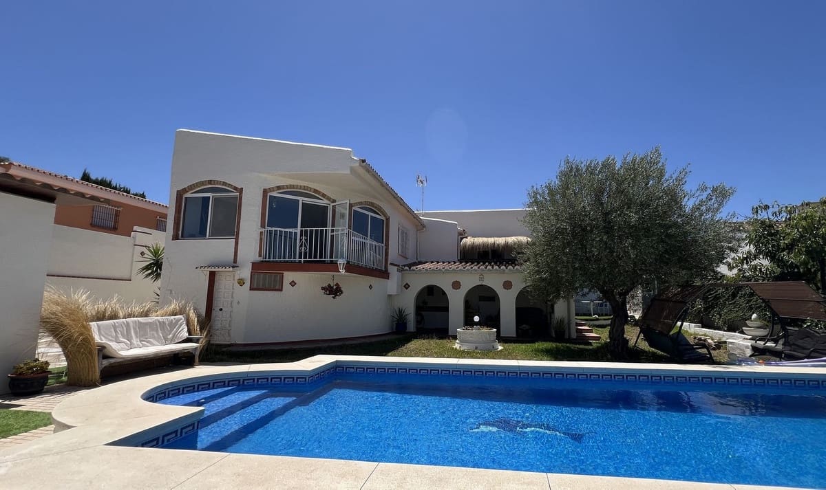 3 bedroom Villa for sale in Alhaurin el Grande with pool - € 485,000 (Ref: 9479751)