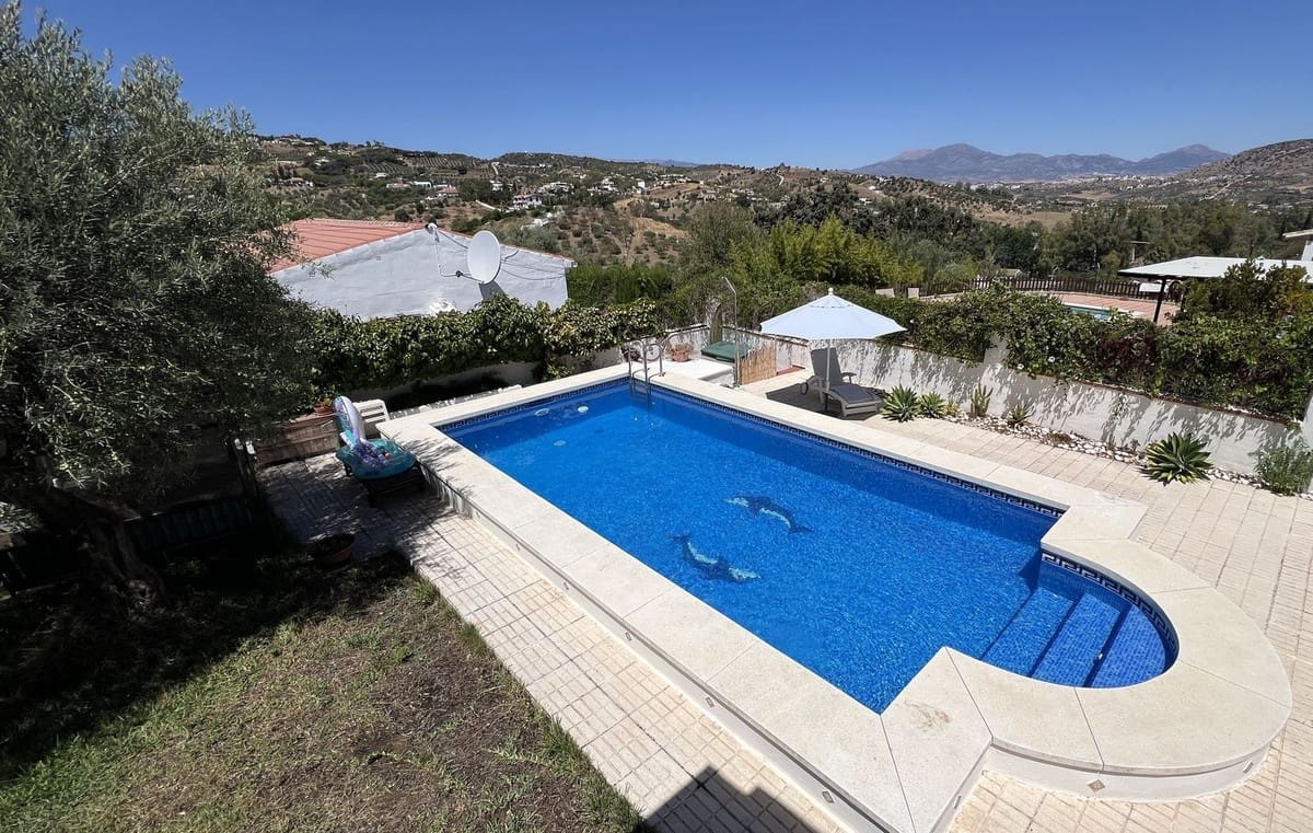 3 bedroom Villa for sale in Alhaurin el Grande with pool - € 485,000 (Ref: 9479751)
