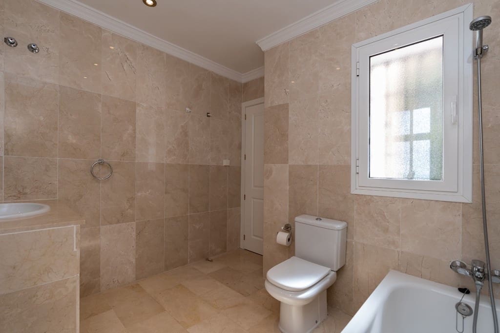 2 bedroom Apartment for sale in Elviria with pool - € 495,000 (Ref: 9479767)