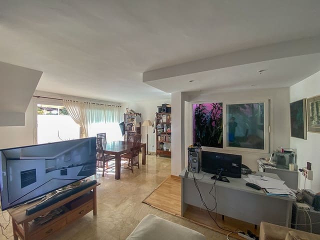 Casa de 3 habitaciones en La Dama de Noche - La Alzambra, Marbella en venta con piscina garaje - 495.000 € (Ref: 9479779)