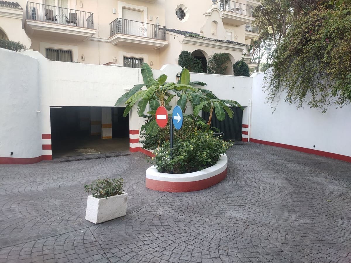 2 bedroom Apartment for sale in Puerto Banus with pool - € 510,000 (Ref: 9479812)