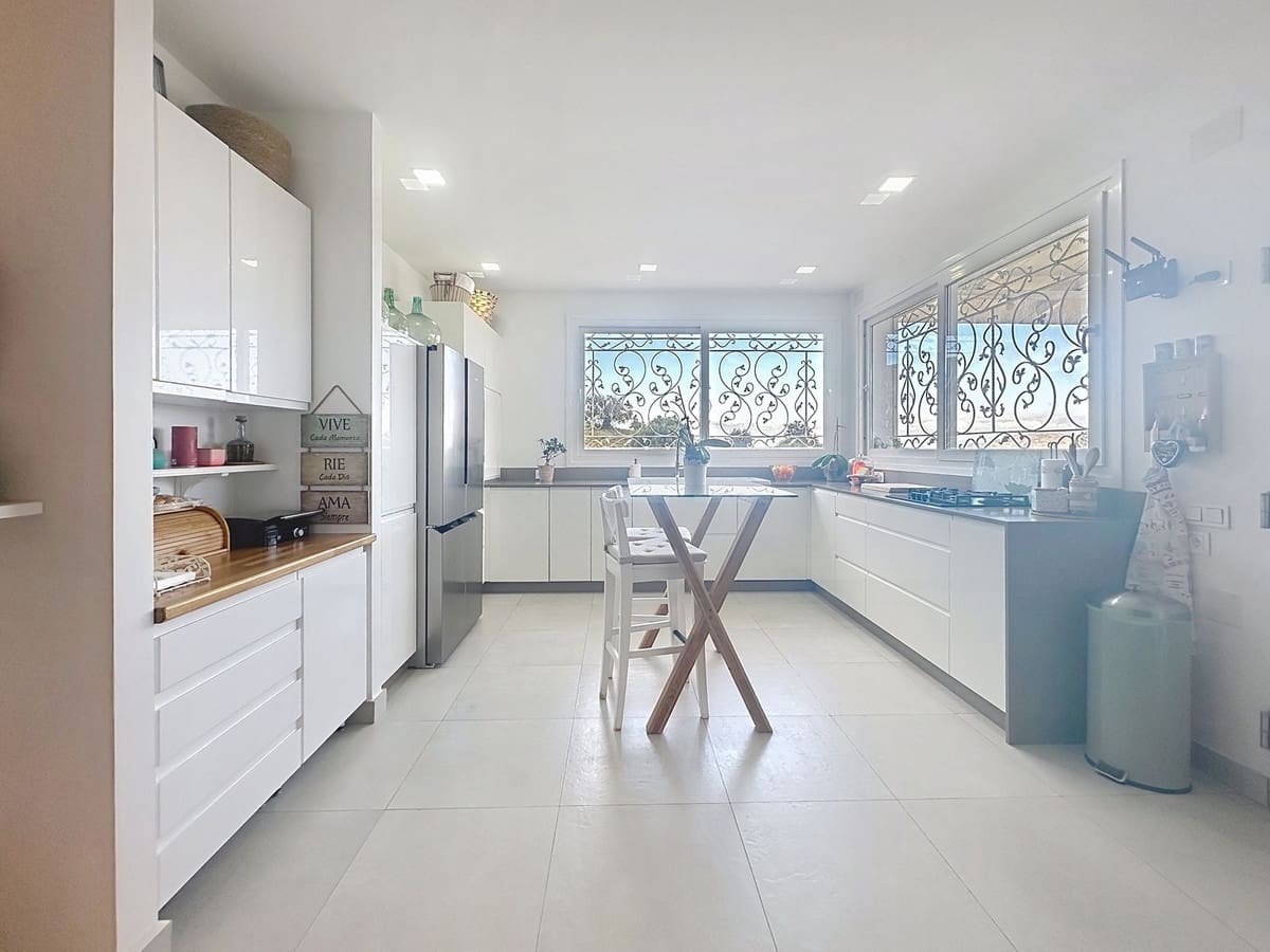 5 bedroom Villa for sale in Alhaurin el Grande with pool - € 520,000 (Ref: 9479820)