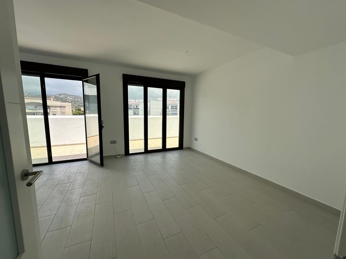 3 quarto Penthouse para venda em Estepona com piscina - 525 000 € (Ref: 9479830)