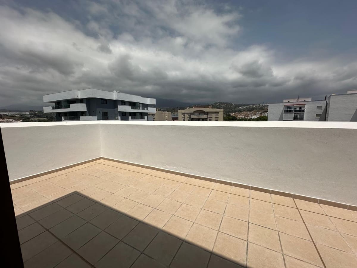 3 quarto Penthouse para venda em Estepona com piscina - 525 000 € (Ref: 9479830)