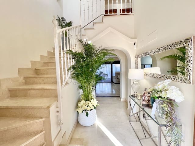 3 sovrum Hus till salu i Centro, Estepona med pool garage - 530 000 € (Ref: 9479842)