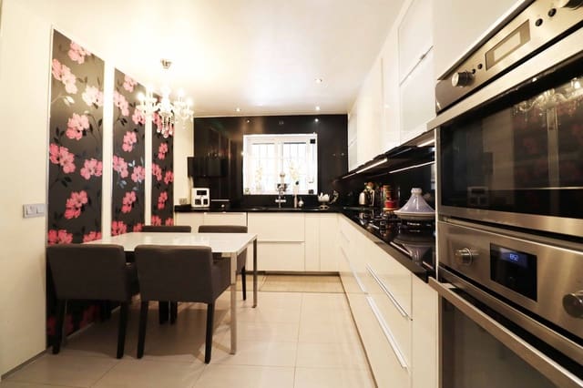 4 makuuhuone Omakotitalo myytävänä paikassa Atalaya-Isdabe, Estepona mukana uima-altaan - 530 000 € (Ref: 9479843)