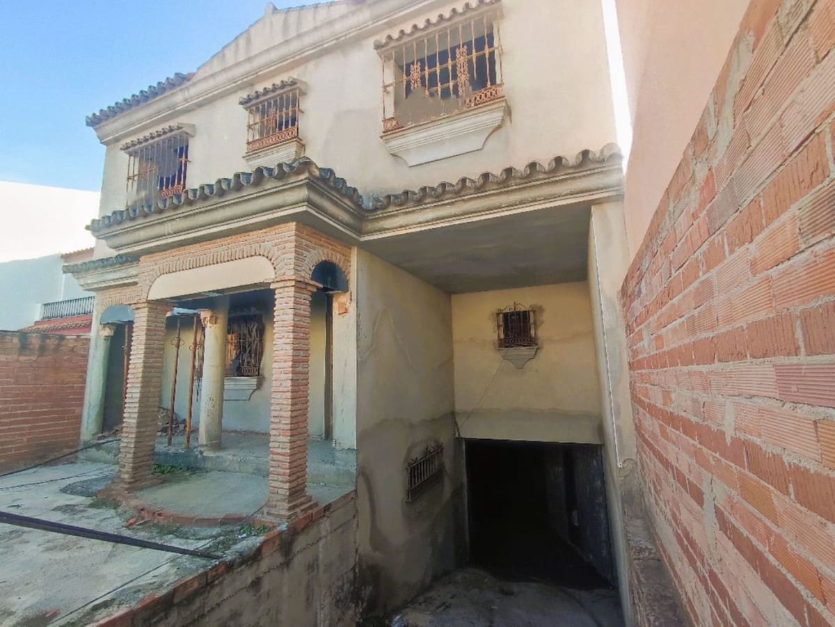 5 bedroom Townhouse for sale in Fuengirola with garage - € 531,000 (Ref: 9479846)