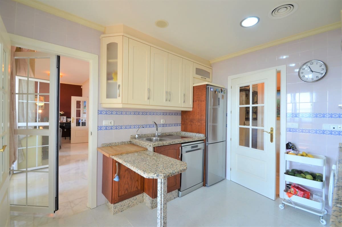 3 bedroom Apartment for sale in La Duquesa / Puerto de la Duquesa with pool garage - € 533,000 (Ref: 9479847)