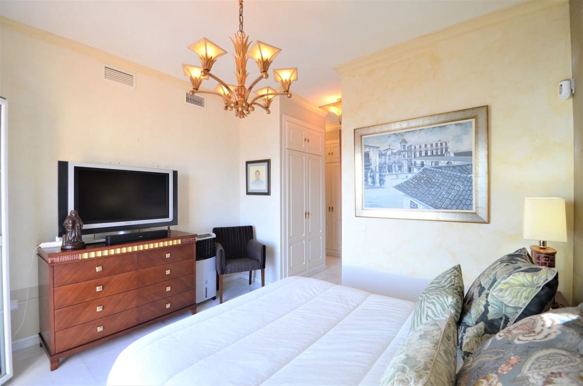 3 bedroom Apartment for sale in La Duquesa / Puerto de la Duquesa with pool garage - € 533,000 (Ref: 9479847)