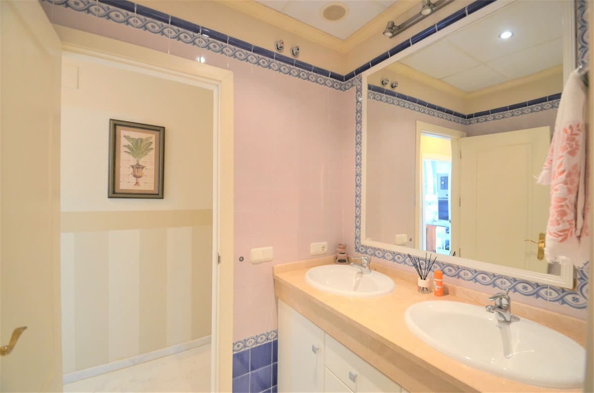 3 bedroom Apartment for sale in La Duquesa / Puerto de la Duquesa with pool garage - € 533,000 (Ref: 9479847)